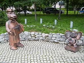 Памятник Чебурашке и крокодилу Гене (Хабаровские городские пруды)
