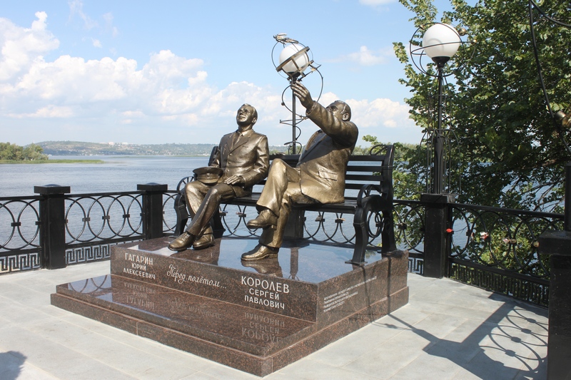 Памятник С. П. Королёву и Ю. А. Гагарину в Энгельсе Саратовской области