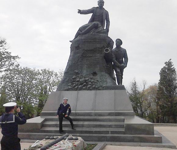Памятник Корнилову. Рядом матрос Кошка, выбрасывающий бомбу