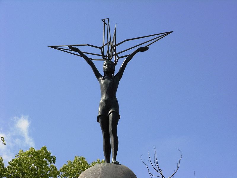 Садако памятник в Хиросиме 
