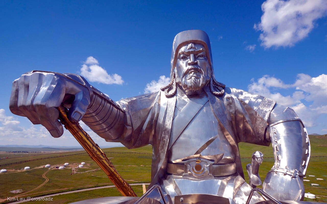 Чингисхан статуя
