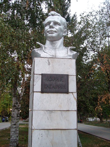 Гагарин памятник