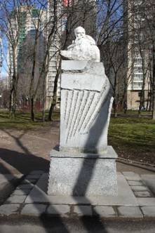 Бажов Памятник в московском сквере