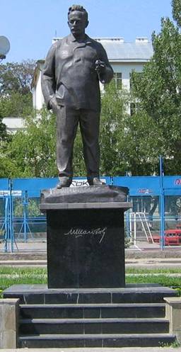 Шолохов Памятник в Ростове на Дону