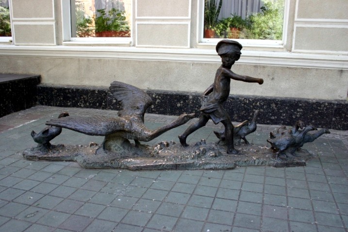 Скульптурная композиция «Нахалёнок с гусями».