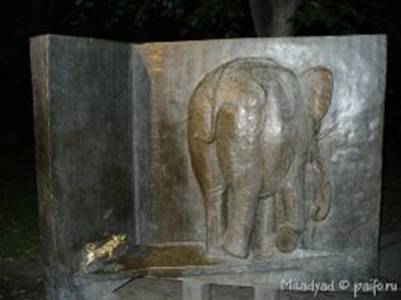 Барельеф «Слон и Моська»