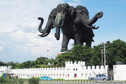 Огромная статуя трехголового слона на пьедестале