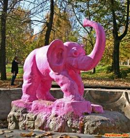 Памятник розовому слонёнку. Переславль Залесский