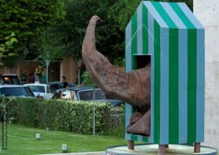 Скульптура «Слон в будке». Ереван