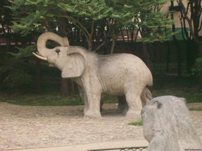 Скульптура слона. Находится в Пекине в парке мира