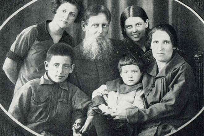 Павел Бажов с семьей