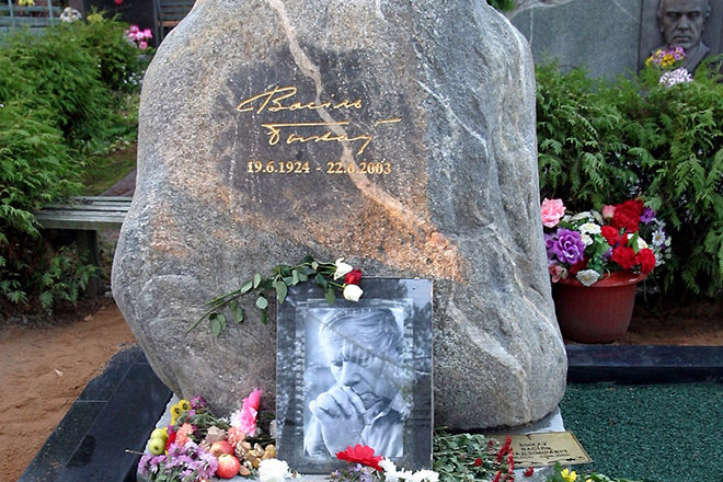 Памятник на могиле Василя Быкова