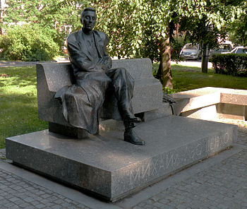 Памятник писателю Михаилу Зощенко у библиотеки Сестрорецка.
