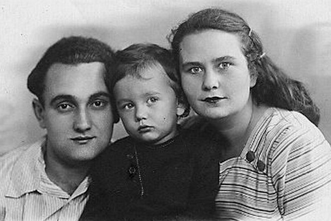 Данил Корецкий в детстве с родителями