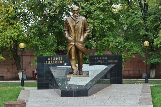 Памятник Андрею Платонову в Воронеже