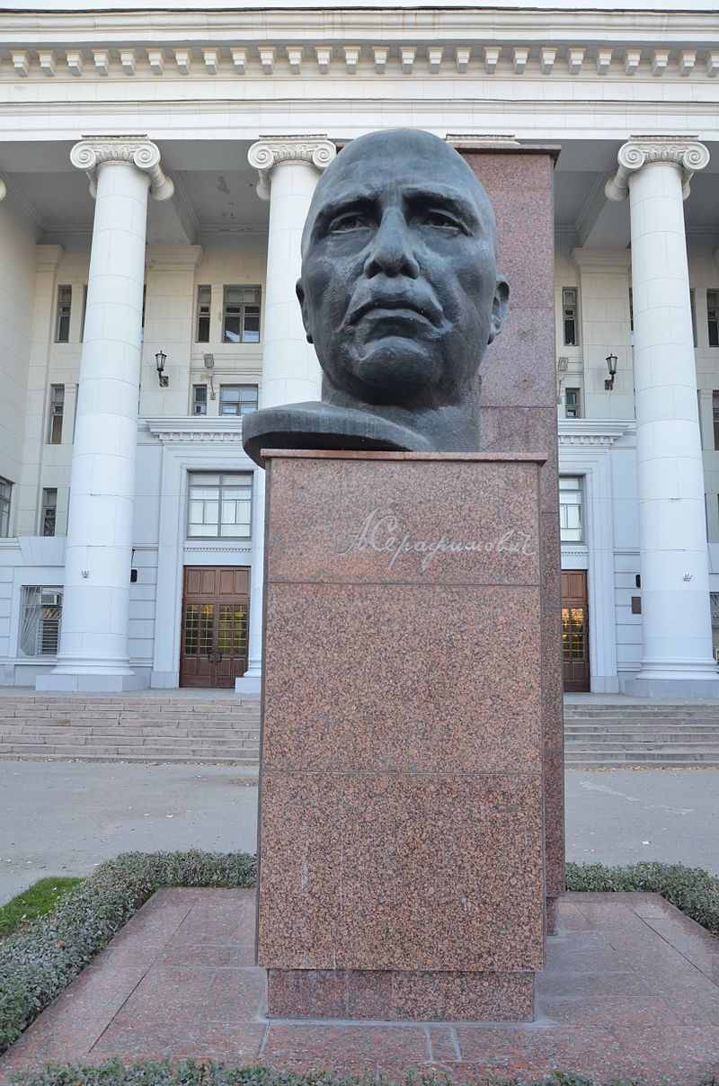 Памятник Серафимовичу  Волгоградский государственный педагогический университет, фото 4