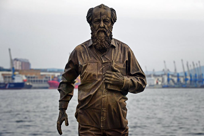 Памятник Солженицыну Владивосток