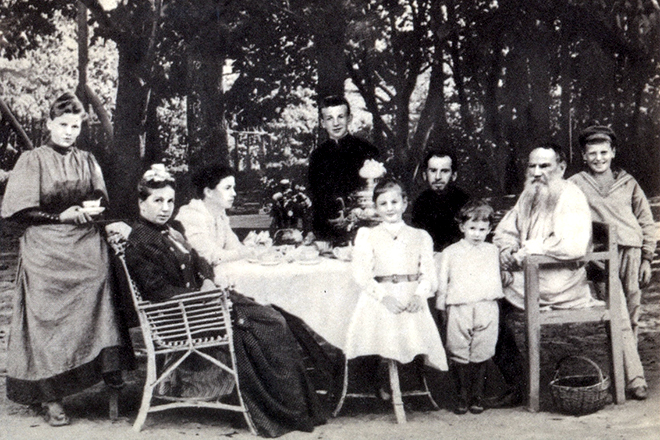 Лев Толстой с семьей
