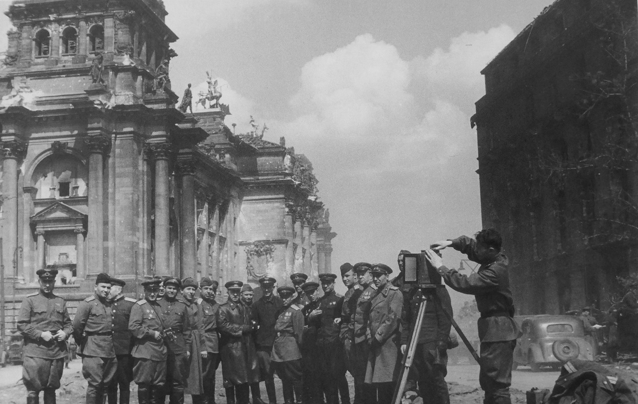 Советские офицеры у Рейхстага. Май 1945 г